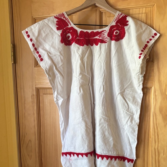 White and Red Mexican Embroidered Huipil - Picture 4 of 4